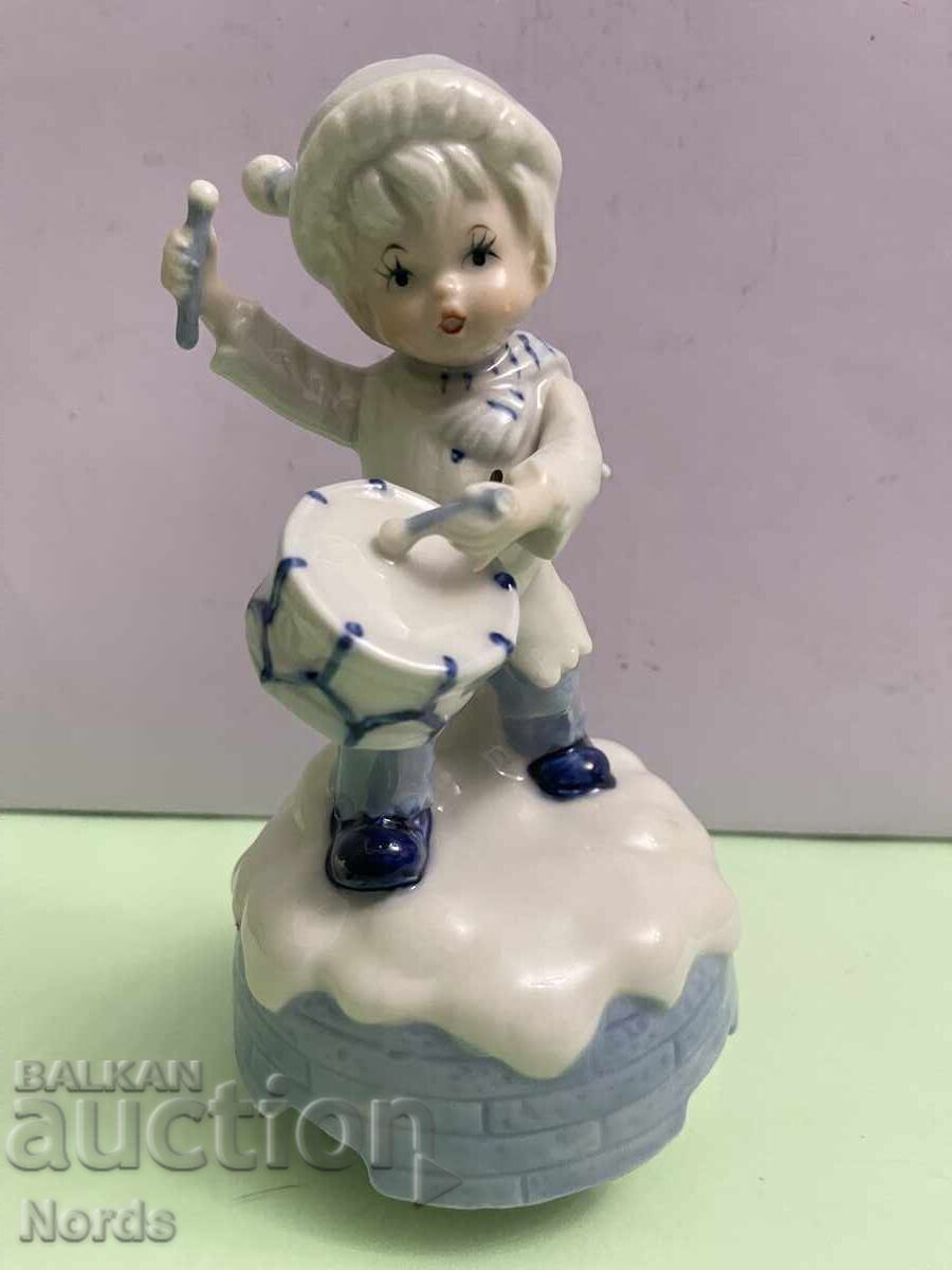 Όμορφη πορσελάνινη μουσική φιγούρα