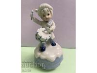 Frumoasă figurină muzicală din porțelan