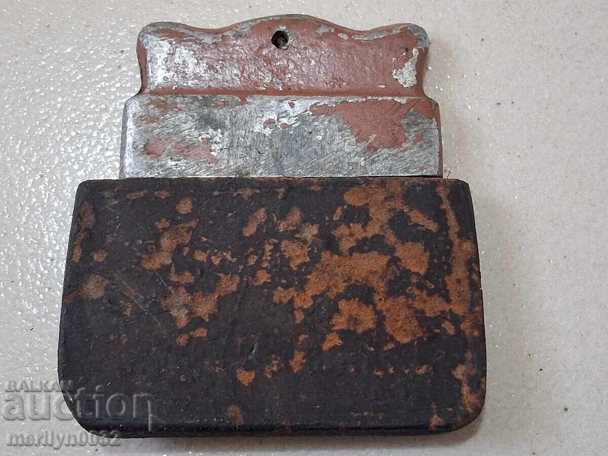 Pieptene vechi pentru barbă în etui din aluminiu și oțel cu preț € 29.87 | 58.42 BGN