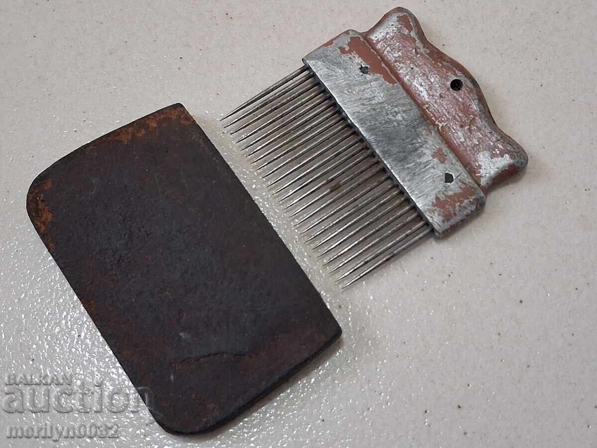 Licitație Pieptene vechi pentru barbă în etui din aluminiu și oțel