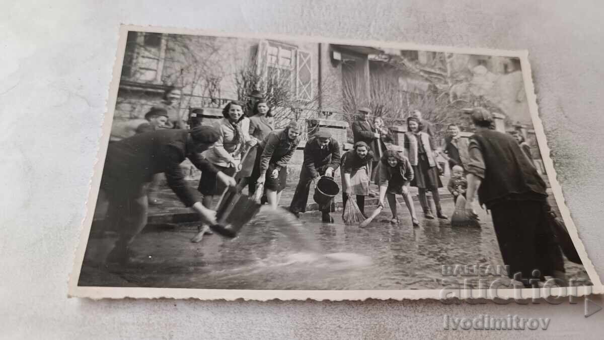 Fotografie Sofia Bărbați și femei spălând strada