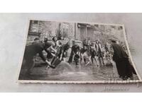 Φωτογραφία Σόφια Άνδρες και γυναίκες που πλένουν τον δρόμο