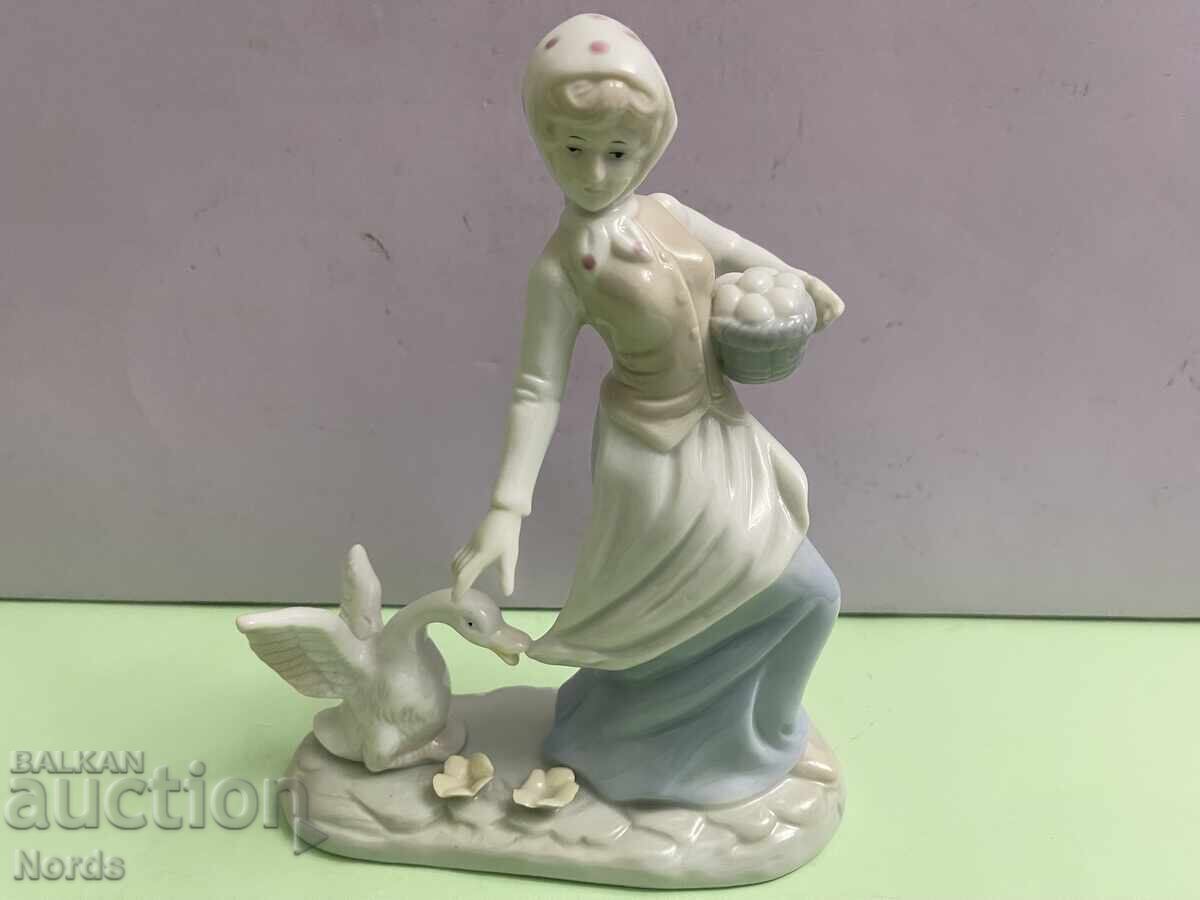 A beautiful porcelain figurine with price € 1.11 | 2.17 BGN