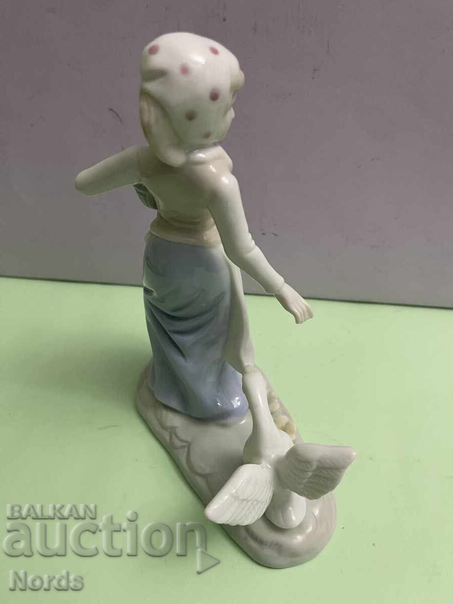 A beautiful porcelain figurine - 5