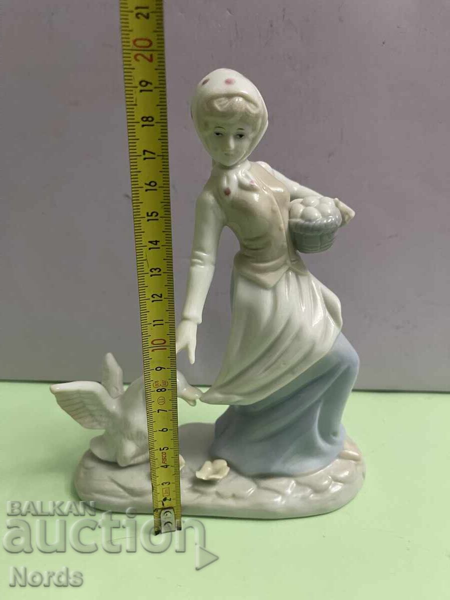 A beautiful porcelain figurine - 7