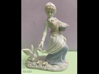 Красива порцеланова фигурка