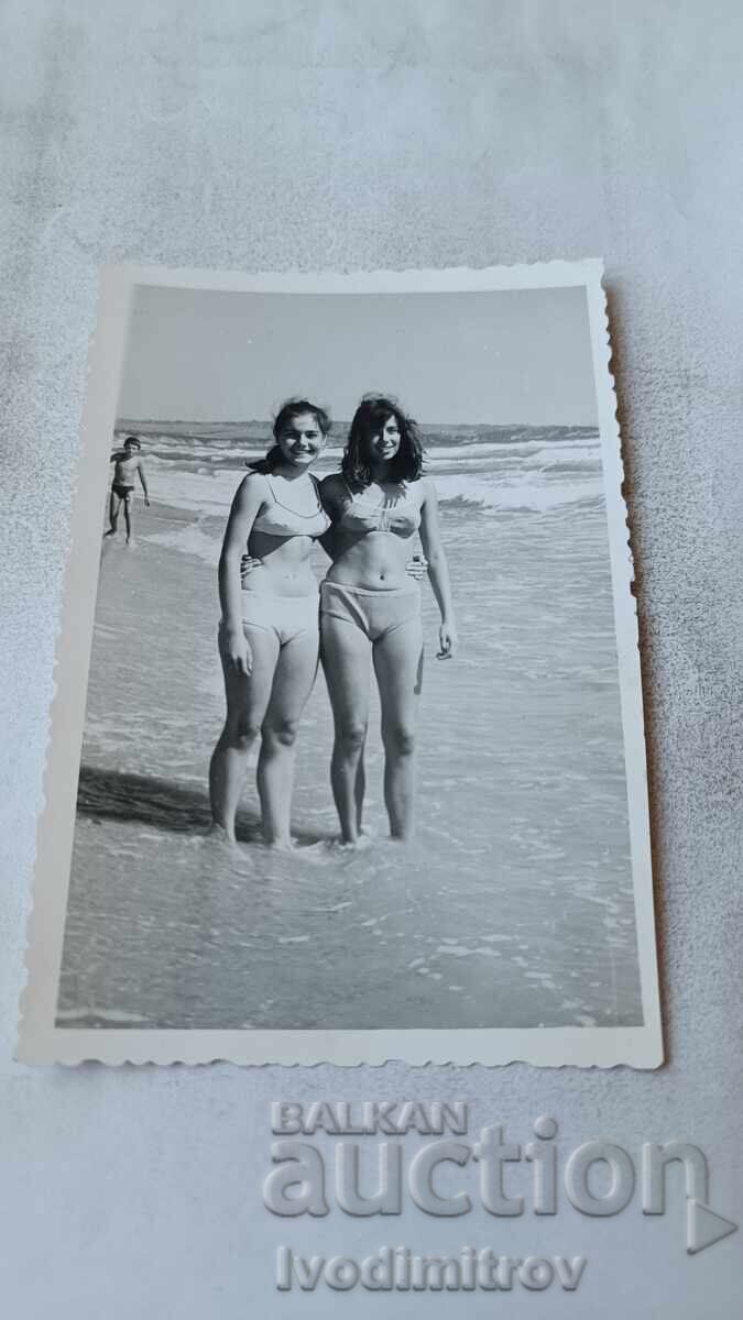 Fotografie Două fete tinere pe plajă