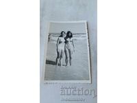 Снимка Две млади момичета на брега на морето