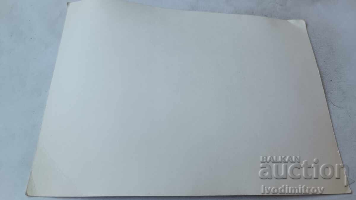 Fotografie Tânără femeie cu o minge gonflabilă pe plajă cu preț € 0.89 | 1.74 BGN