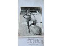 Fotografie Tânără femeie cu o minge gonflabilă pe plajă