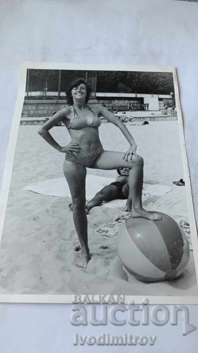 Φωτογραφία Νέα γυναίκα με φουσκωτή μπάλα στην παραλία