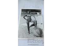 Φωτογραφία Νέα γυναίκα με φουσκωτή μπάλα στην παραλία