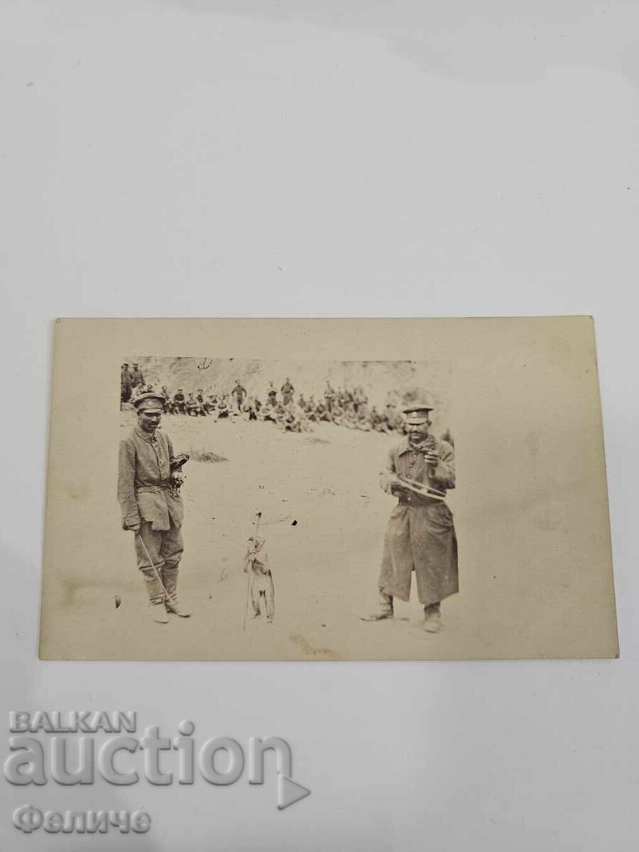 Carte poștală foto militară - Soldați cu o maimuță