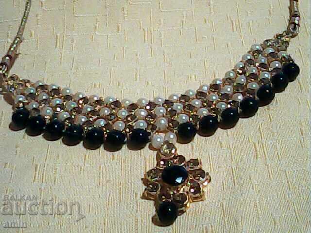 παλιό όμορφο επιχρυσωμένο κολιέ με μαργαριτάρια και κρύσταλλα με τιμή € 10.00 | 19.56 BGN