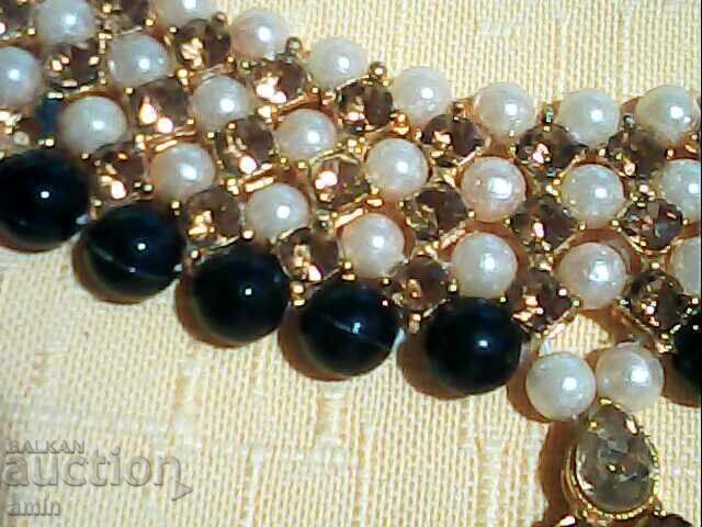 Παράδοση παλιό όμορφο επιχρυσωμένο κολιέ με μαργαριτάρια και κρύσταλλα