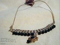 παλιό όμορφο επιχρυσωμένο κολιέ με μαργαριτάρια και κρύσταλλα