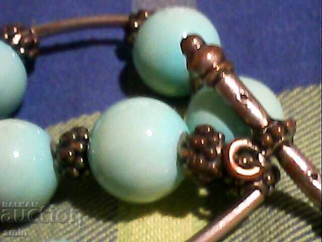 o mulțime de brățări cu preț € 10.00 | 19.56 BGN