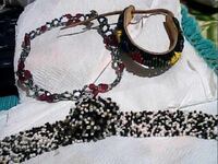 лот от гривни маниста е 4окър колие за моме4ата