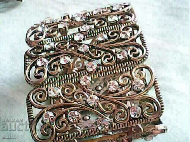 O brățară frumoasă placată cu argint este împânzită cu cristale cu preț € 10.00 | 19.56 BGN