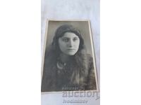 Снимка Младо момиче