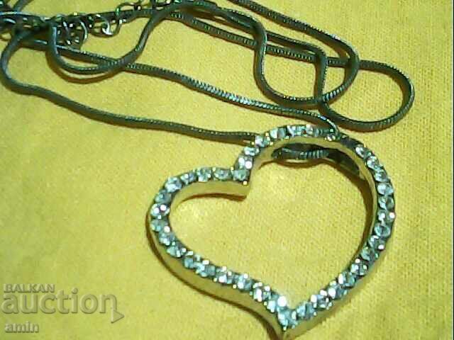 Livrarea Coliere argintate frumoase cu cristale