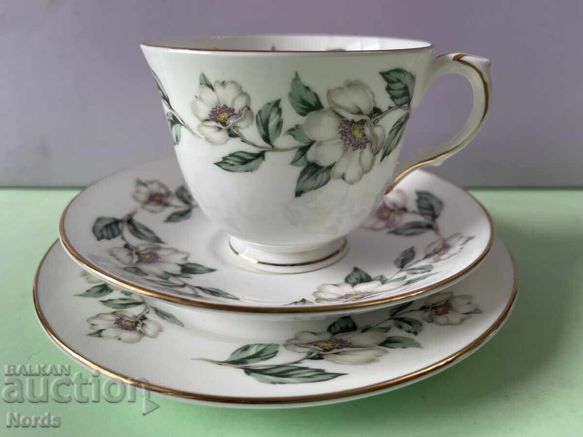 Set de ceai Crown Staffordshire din trei piese cu preț € 0.01 | 0.02 BGN
