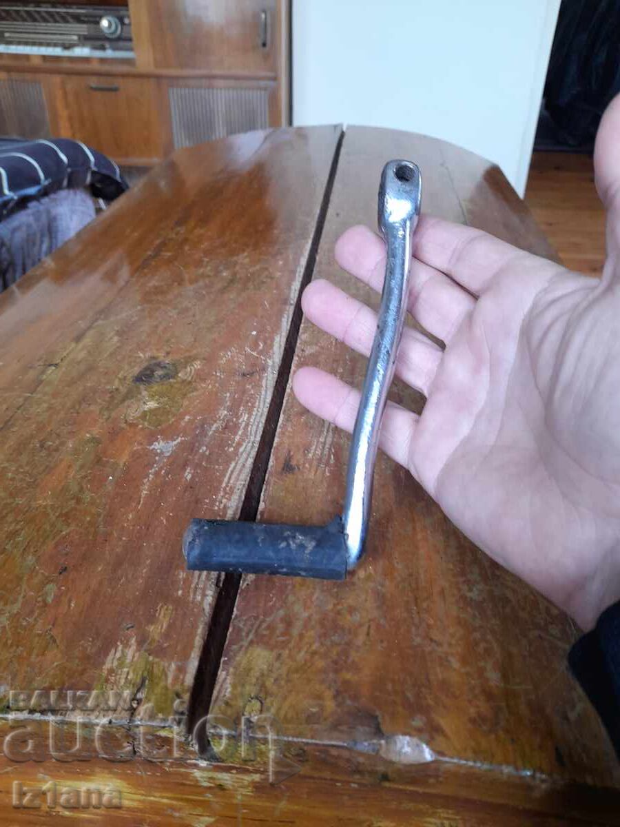 Стара манивела за запалване на мотор,мотоциклет с цена € 21.00 | 41.07 лв.