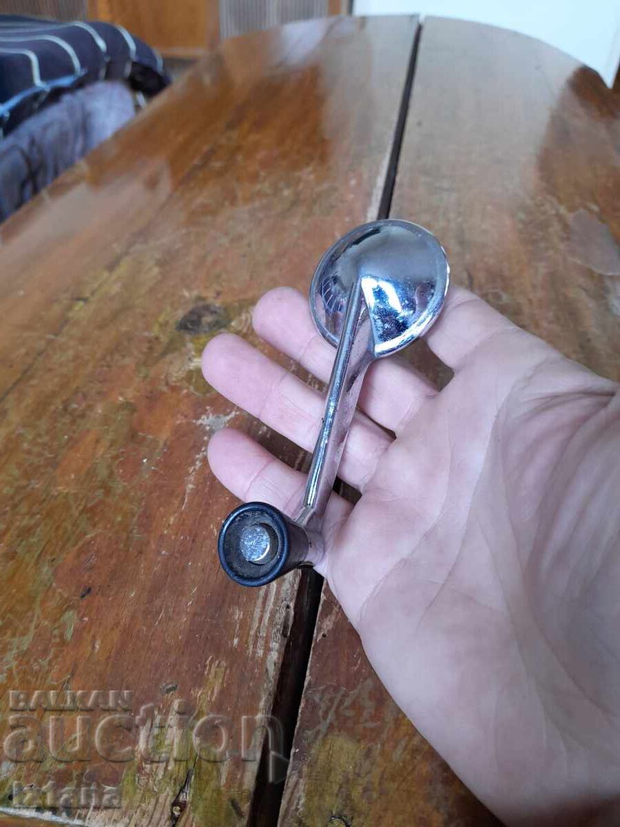 Manivelă veche pentru geam auto cu preț € 11.00 | 21.51 BGN