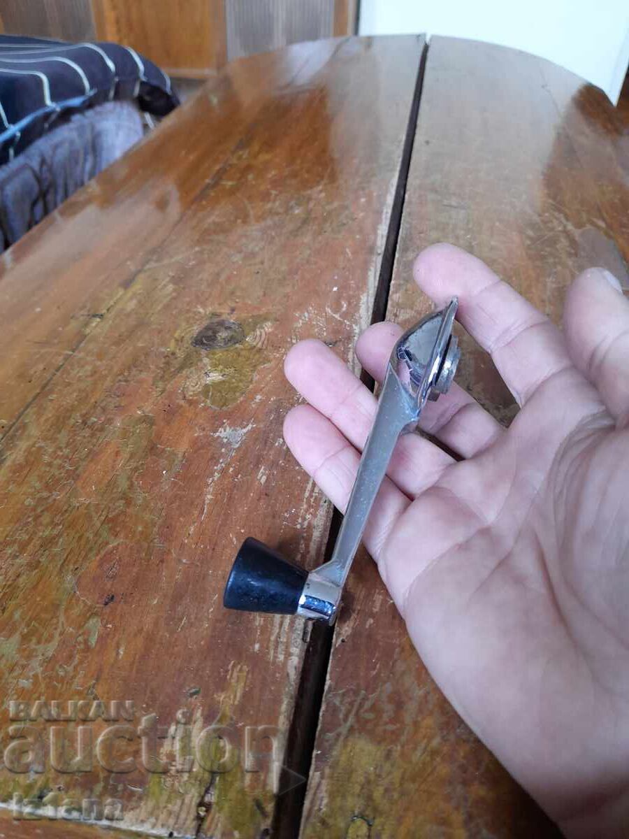Licitație Manivelă veche pentru geam auto