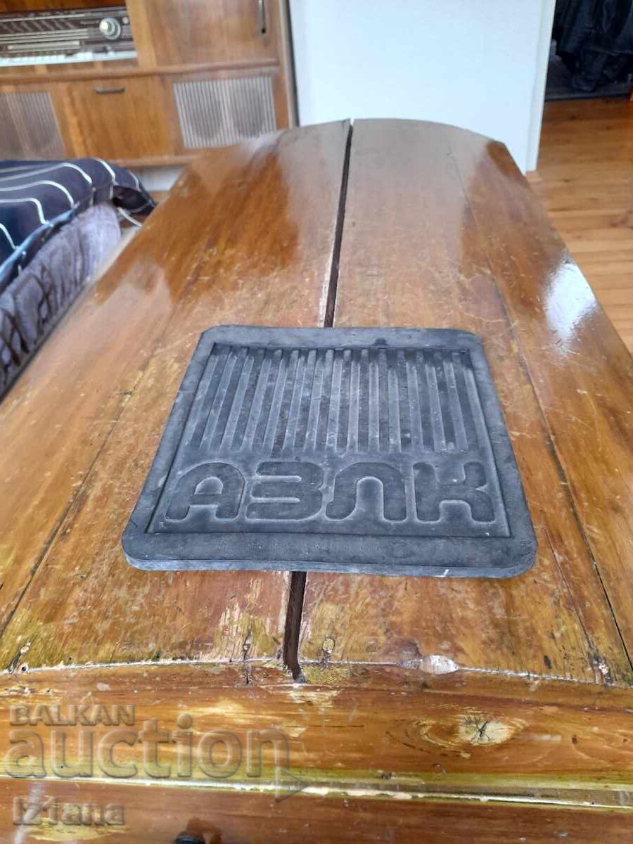 Aripă de protecție veche Moskvich, AZLK