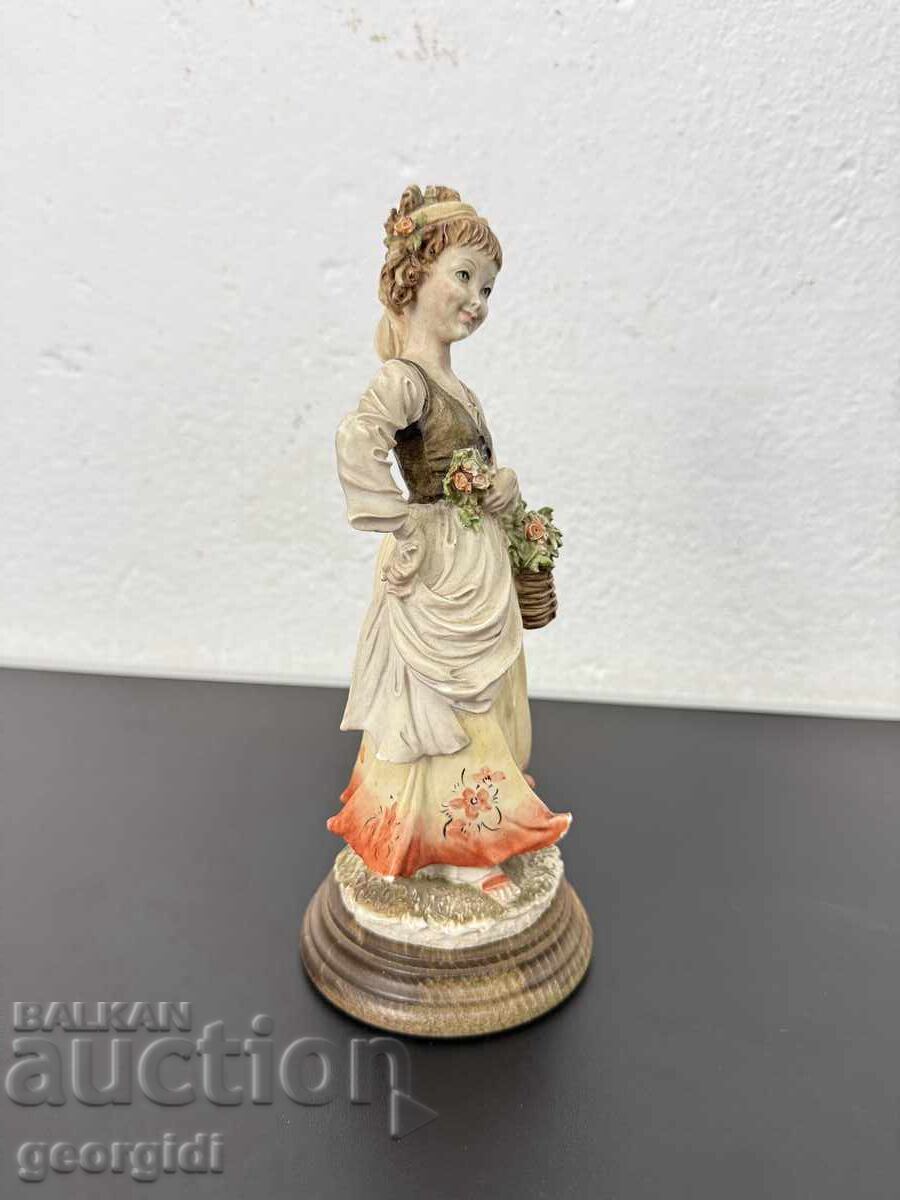 Figurină din porțelan Giuseppe Armani. Nr. 8127 cu preț € 30.00 | 58.68 BGN