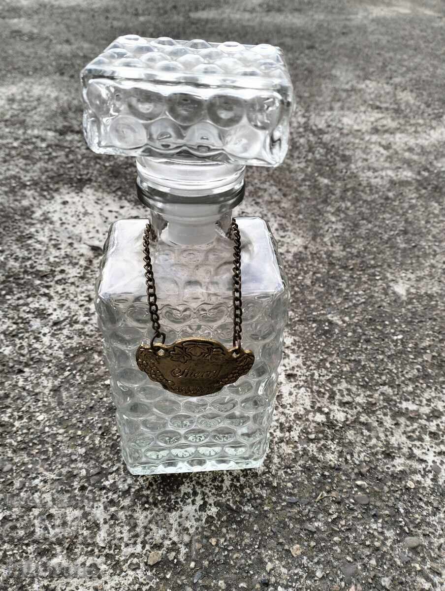 Veche carafă din sticlă