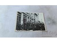 Φωτογραφία Άνδρες γυναίκες και παιδιά στο δρόμο