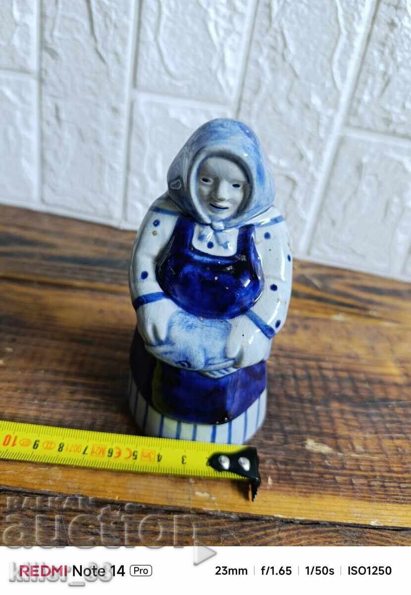 Statuetă din porțelan reprezentând o bătrână - 6