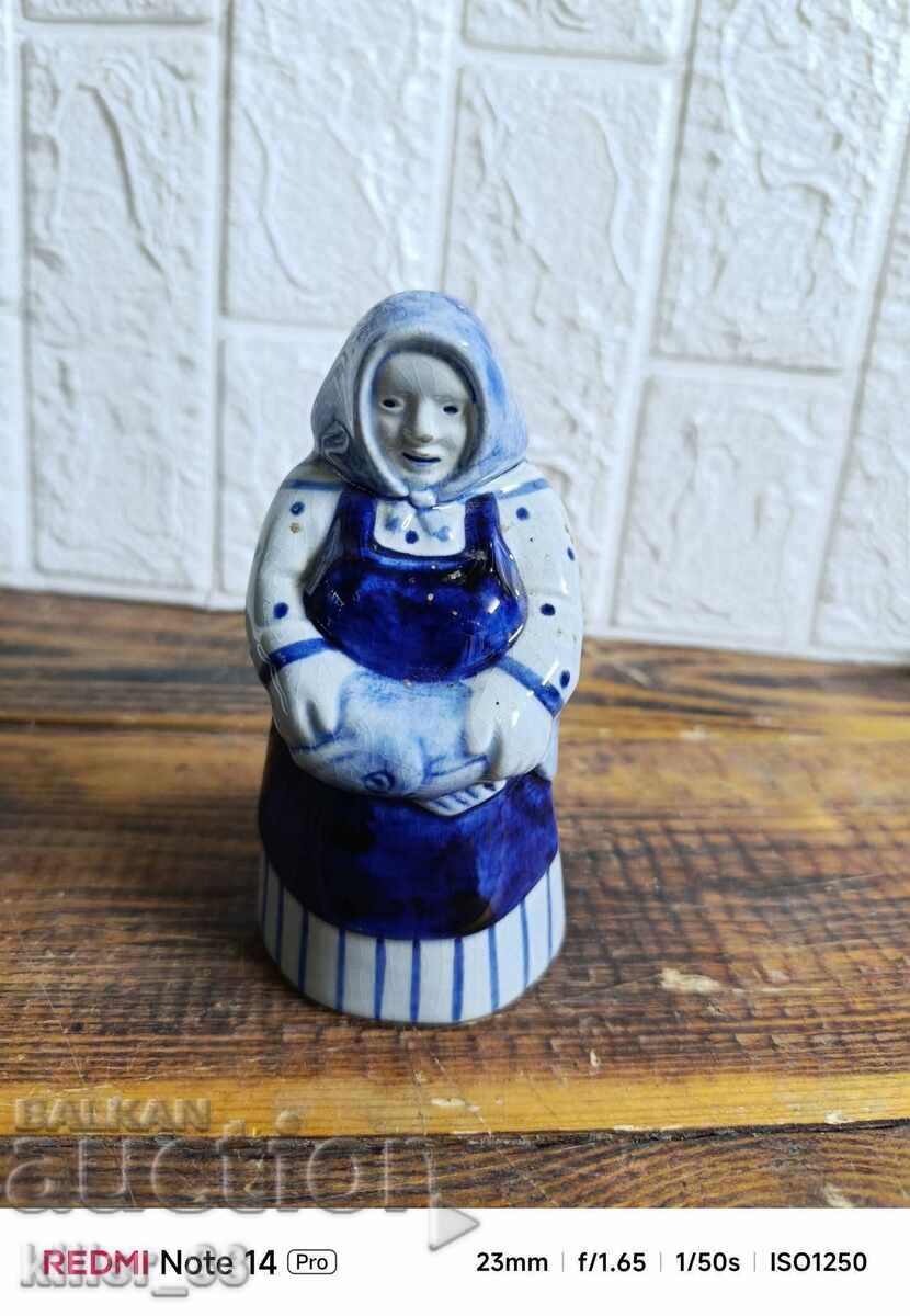 Statuetă din porțelan reprezentând o bătrână