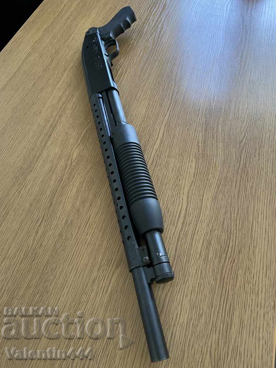 PUȘCĂ – POMPĂ "MAVERICK", cal. 12mm – DEZACTIVATĂ/INACTIVATĂ cu preț € 370.00 | 723.66 BGN