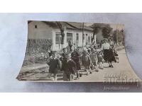 Fotografie copii și educatoare pe stradă