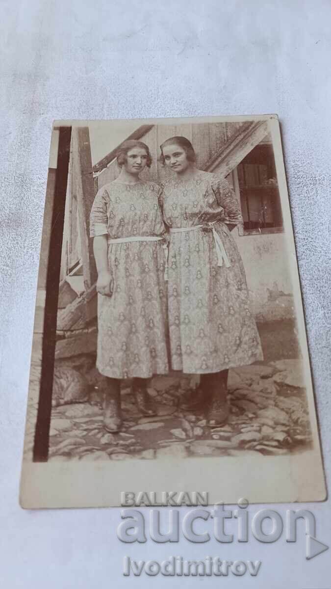 Foto Două fete tinere