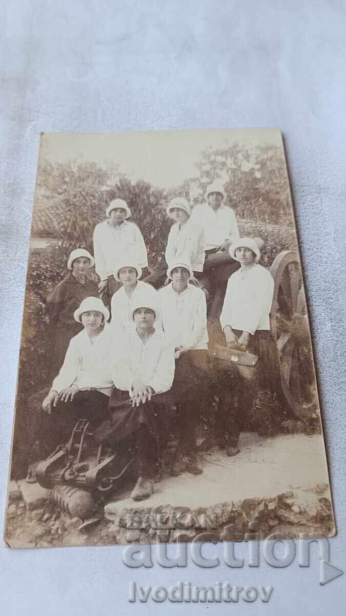 Fotografie Pleven Eleve în fața unui tun în parc 1927