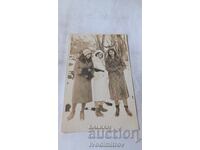 Снимка Три млади момичета в зимни палта в парка