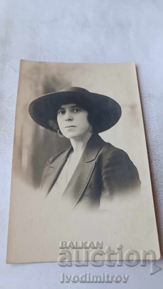 Φωτογραφία Νεαρό κορίτσι με φαρδύ καπέλο