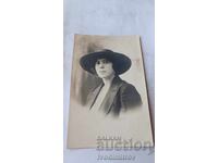 Φωτογραφία Νεαρό κορίτσι με φαρδύ καπέλο