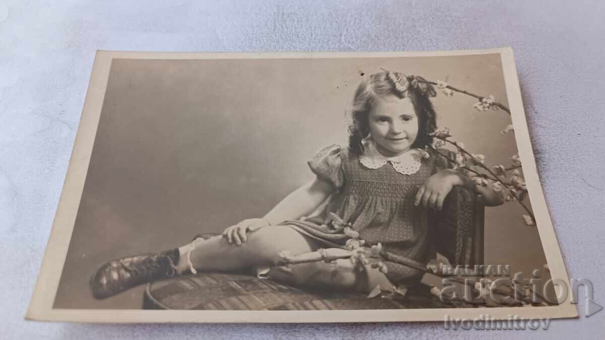 Снимка София Момиченце седнало но стол 1942