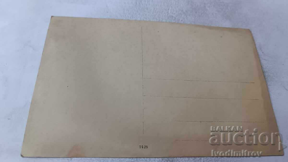 Снимка Две млади момичета в традиционно облекло с цена € 1.18 | 2.31 лв.