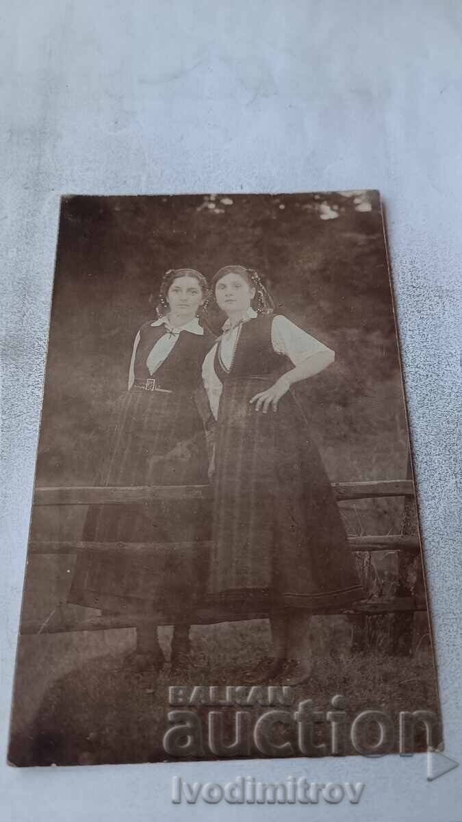 Снимка Две млади момичета в традиционно облекло