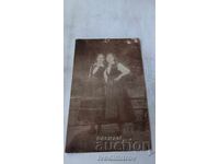 Снимка Две млади момичета в традиционно облекло