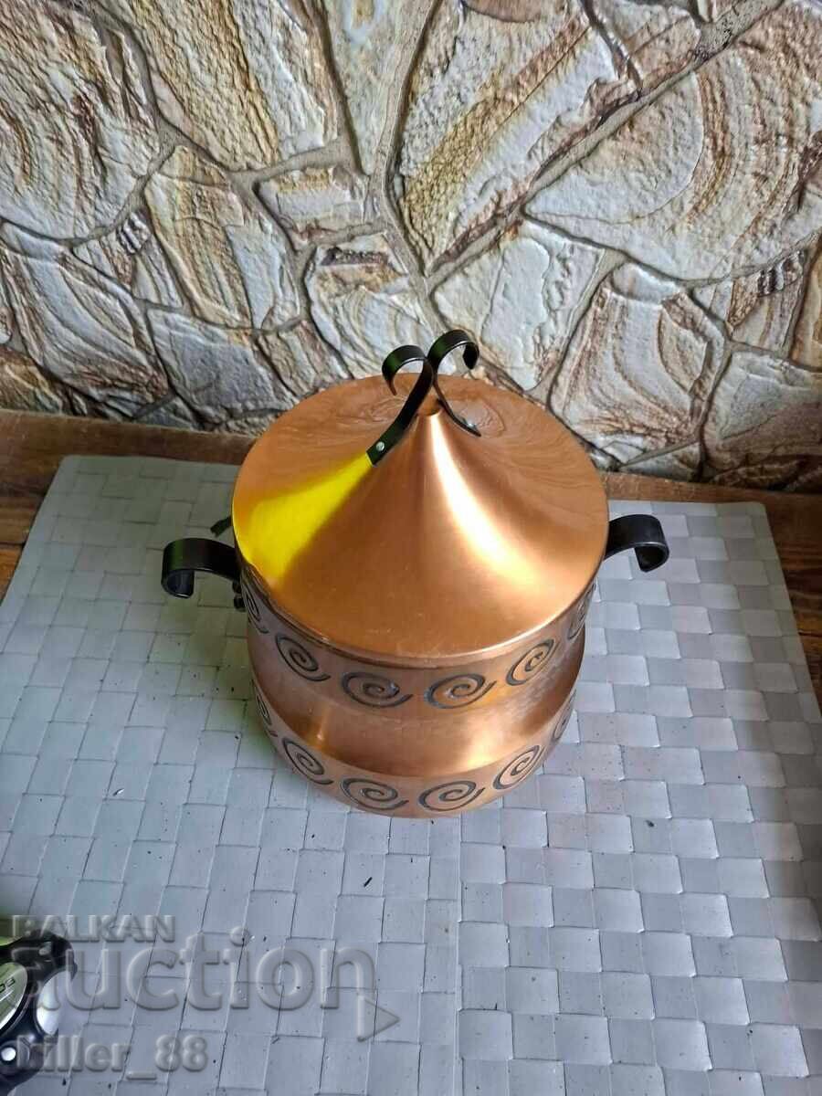 Доставка на Странен месингов съд