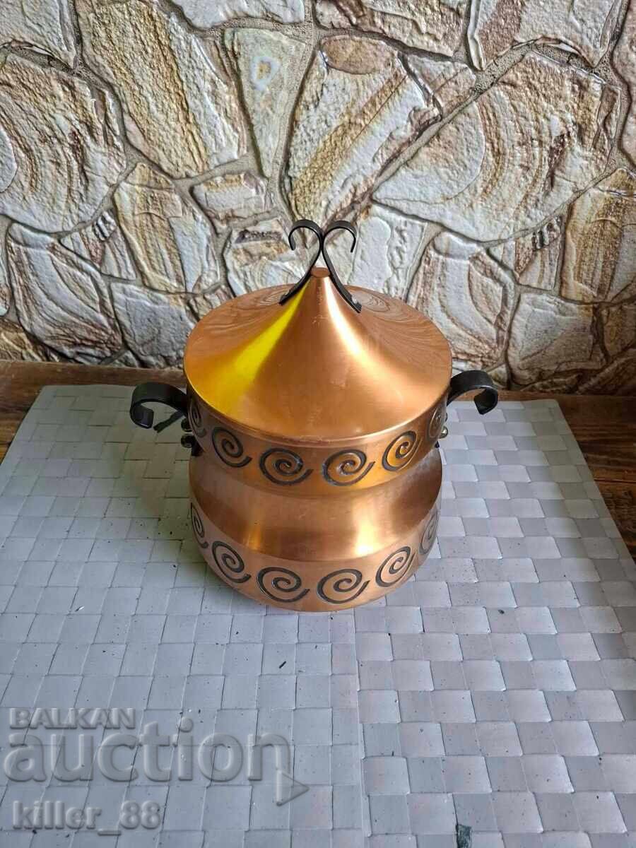 Странен месингов съд