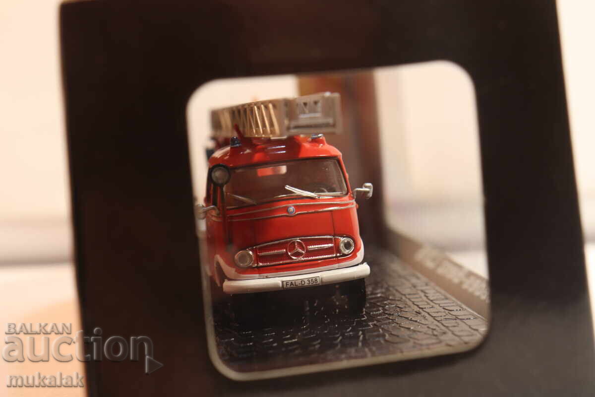 Delivery of 1/72 ATLAS MERCEDES BENZ FIRE TRUCK MODEL CAR