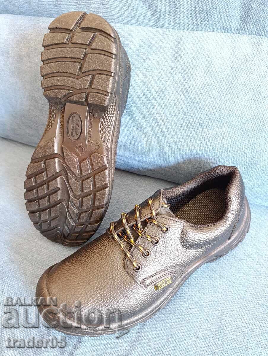 Работни обувки №43 - метално бомбе, водонепропускливи